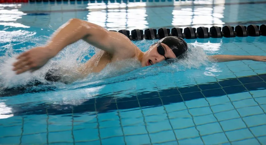 Cómo mejorar tus tiempos en natación de forma efectiva