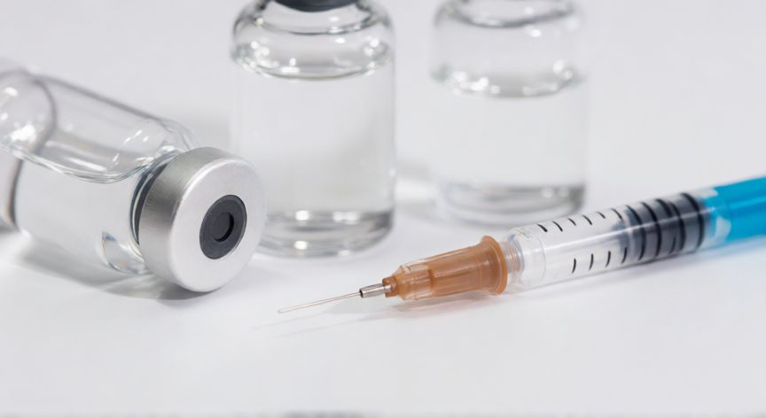 Jeringa de insulina y viales en entorno médico estéril