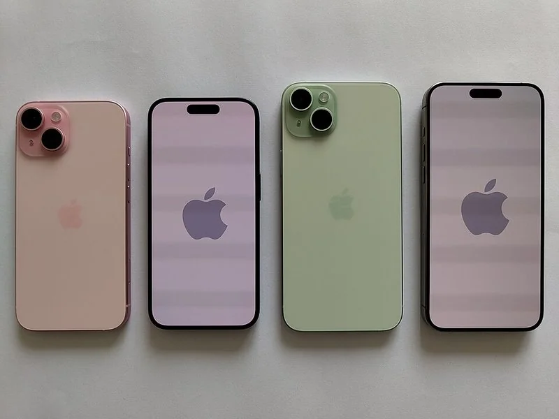 iPhone 15 en varios colores, mostrando parte trasera y pantalla con logotipo Apple
