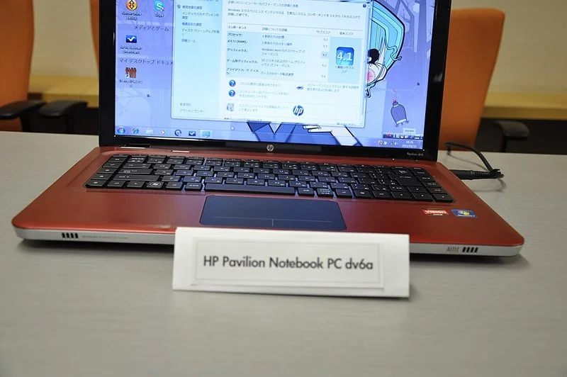 como saber que ordenador hp tengo, Portátil HP Pavilion dv6a con cartel que indica el nombre exacto del modelo