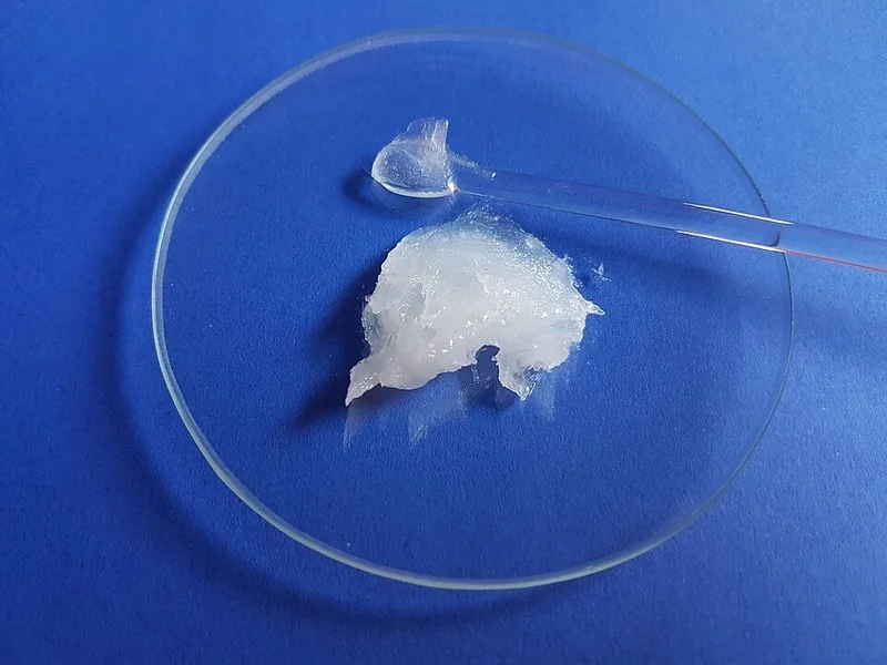 cómo se fabrica la vaselina, Muestra de petrolato blanco semisólido en una placa de laboratorio con espátula