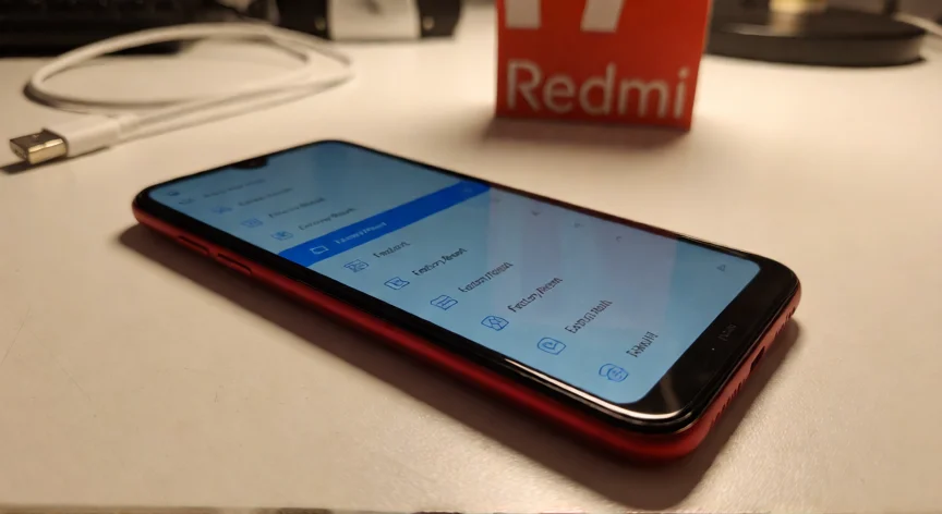 como se reinicia de fabrica un redmi 8, Redmi 8 con menú de restablecimiento de fábrica en pantalla sobre escritorio