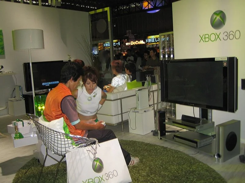 como ser el mejor jugador de 99 noches en el bosque, Demo de videojuego en un stand con consola, pantalla y jugadores