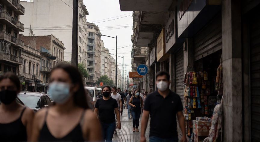 covid 19 2026 argentina, Ciudadanos usando mascarillas en una calle de Buenos Aires mostrando la vida cotidiana adaptada a las nuevas normas sanitarias