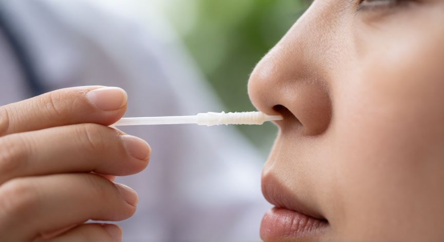 covid 19 4 in 1 rapid antigen diagnostic test, Proceso de toma de muestra nasal para el test rápido