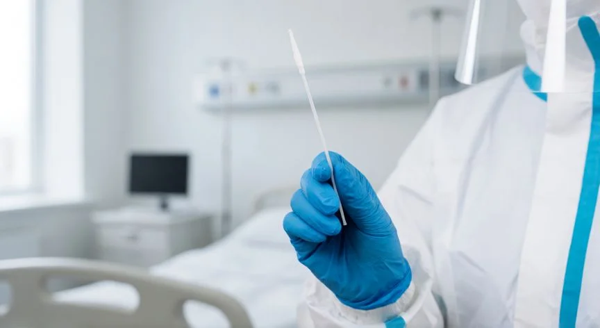Profesional de la salud realizando una muestra nasofaríngea para prueba PCR