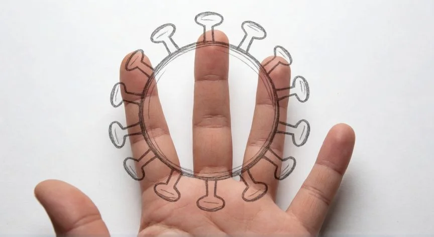 Boceto a lápiz de un virus con corona sobre papel blanco