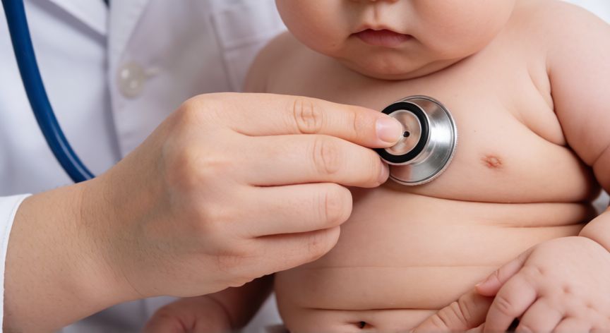 covid-19 in. 8 month old, Pediatra revisando la salud respiratoria de un lactante en consulta