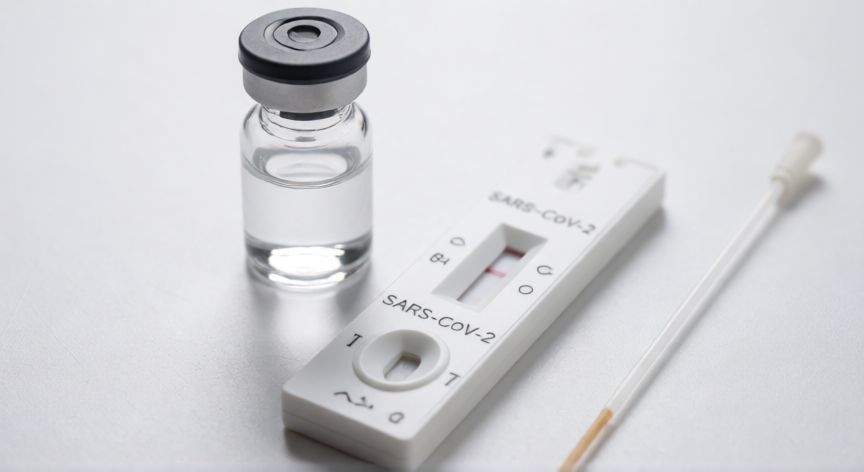 covid 19 kit, Kit de prueba rápida de antígeno para COVID-19 mostrando resultado positivo sobre superficie clínica blanca