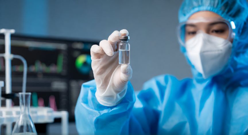 covid 19 noticias 2020, Científico en laboratorio sosteniendo una vacuna durante el desarrollo