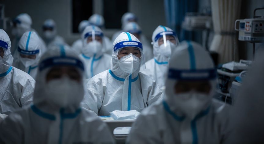 covid 19 wikipedia, Personal sanitario en plena crisis sanitaria de COVID-19 en un hospital de Wuhan