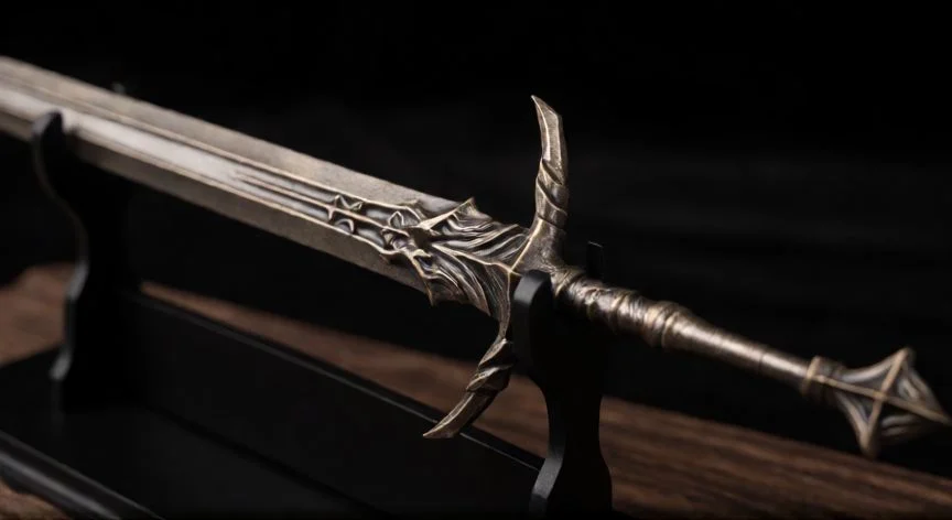 cual es el mejor regalo dark souls 3, Réplica detallada de la espada Lanza de Gwyn sobre un soporte negro