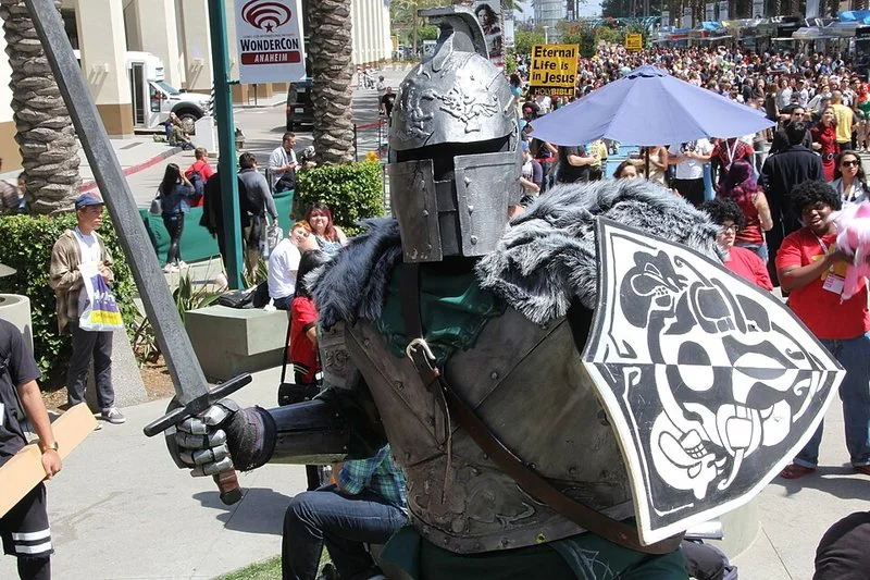 Cosplay del Warrior de Dark Souls II con espada y escudo en WonderCon 2015