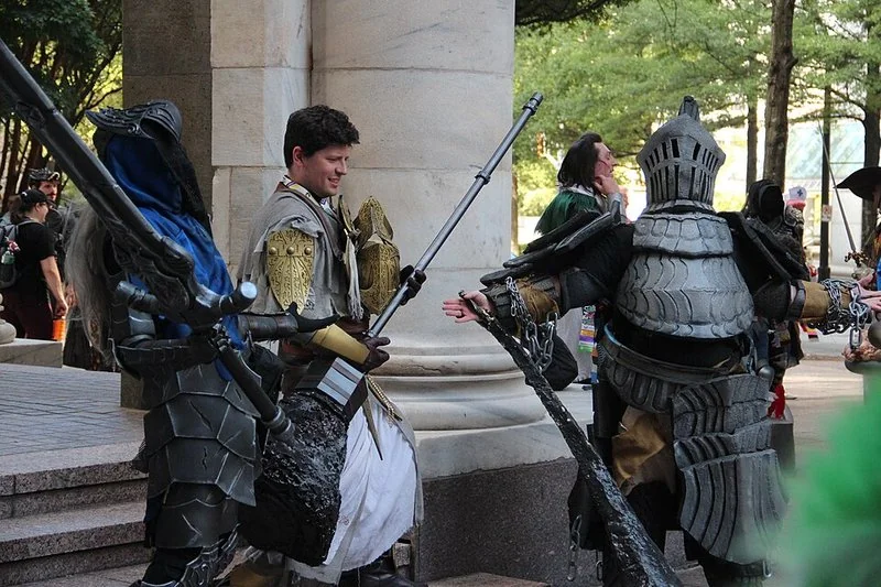 cual es el mejor regalo en dark souls remastered, Cosplayers con armaduras y espadas de Dark Souls en Dragon Con 2025