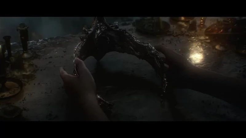 cual es el mejor regalo inicial dark souls 3, Manos alzando la corona del Enlace de Fuego en Dark Souls 3
