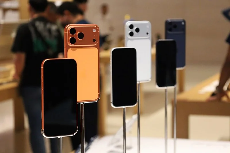 iPhone 17 en varios colores en tienda Apple TRX Malasia