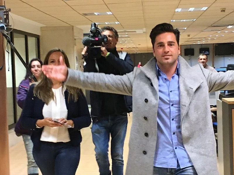 David Bustamante saluda a su llegada a los estudios de RTVE con los brazos abiertos
