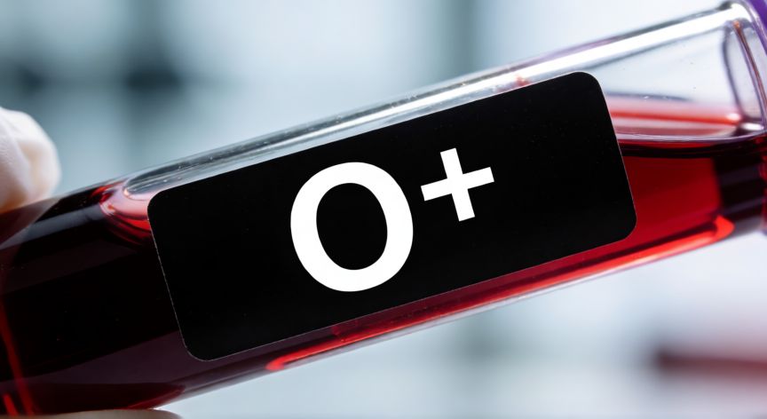 Tubo de ensayo con sangre tipo O positivo en laboratorio médico