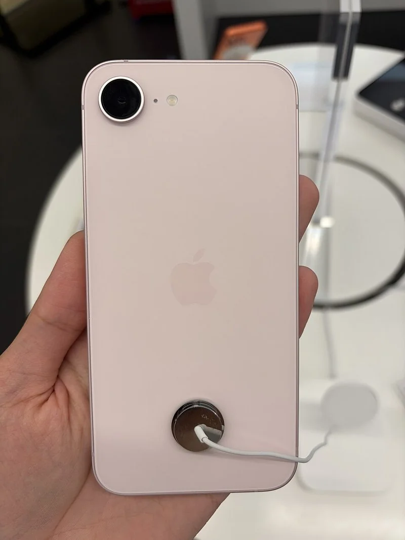 diferencia entre 17 y 17e, Parte trasera del iPhone 17e en rosa palo, una sola cámara y accesorio MagSafe