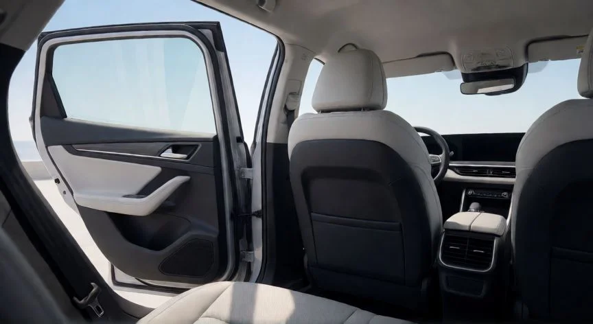 diferencia entre 4 y 5 puertas, Vista de la puerta trasera abierta de un coche de 5 puertas mostrando el espacio de paso