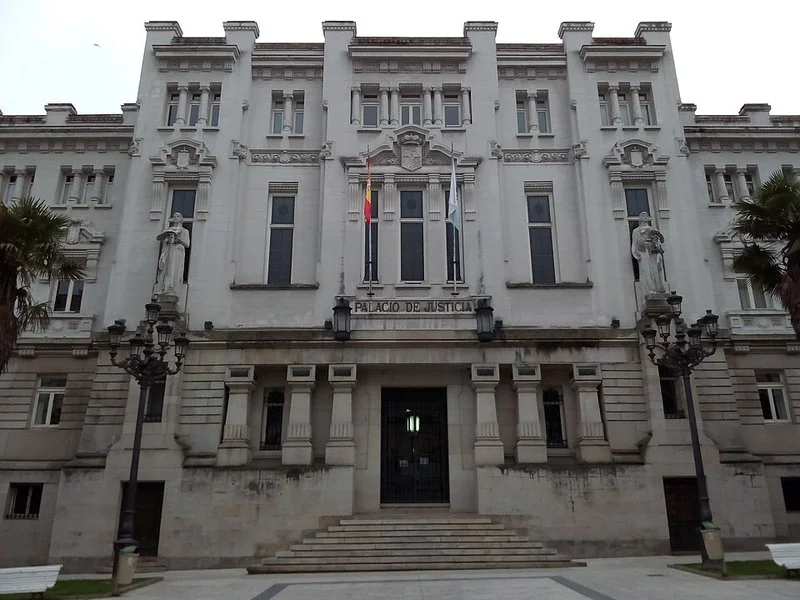 diferencia entre 544 bis y ter, Palacio de Justicia de La Coruña, sede del Tribunal Superior de Justicia de Galicia