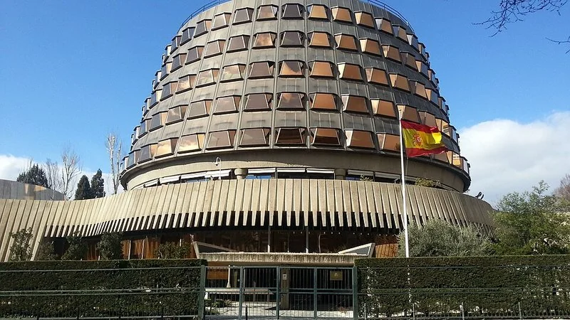 diferencia entre 544 bis y ter, Edificio del Tribunal Constitucional de España en Madrid, con bandera nacional