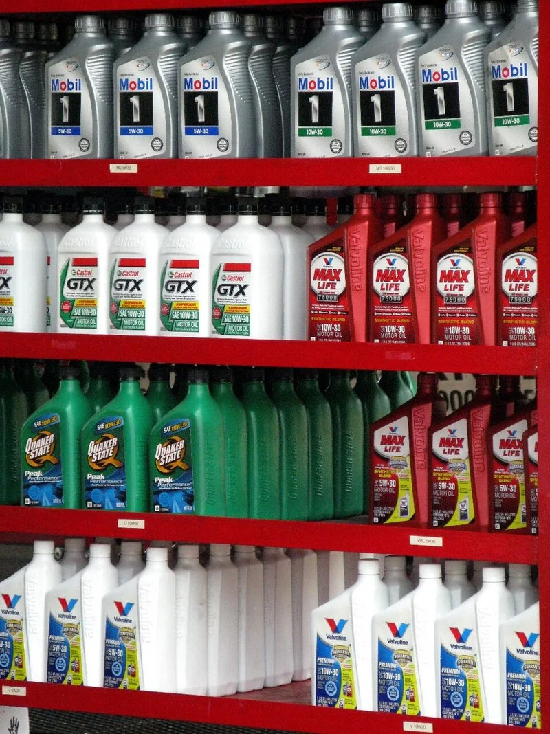 diferencia entre 5w40 y 10w40, Motor veterano con aceite 10W-40 comprobado con la varilla en un taller clásico