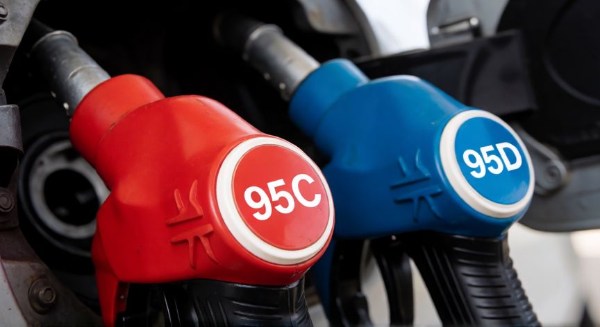 Boquillas de gasolina 95C y 95D en una gasolinera