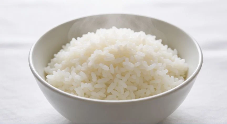 Bol de arroz blanco recién cocido con vapor subiendo