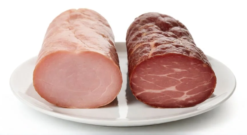 diferencia entre fuet y espetec, Comparativa visual de fuet y espetec en un plato blanco sobre fondo neutro