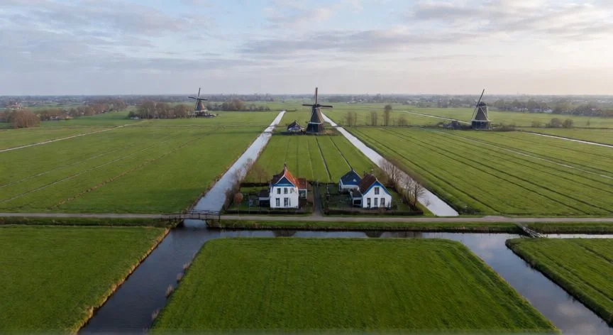 diferencia entre holanda y países bajos, Paisaje típico de la provincia de Holanda con molinos y canales
