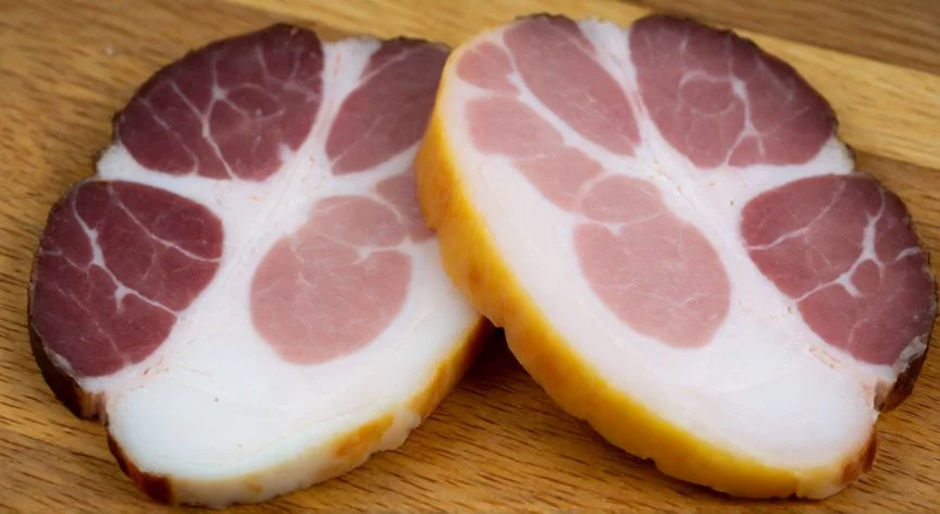 Comparación visual de lonchas de jamón ibérico y serrano mostrando diferencias en la grasa