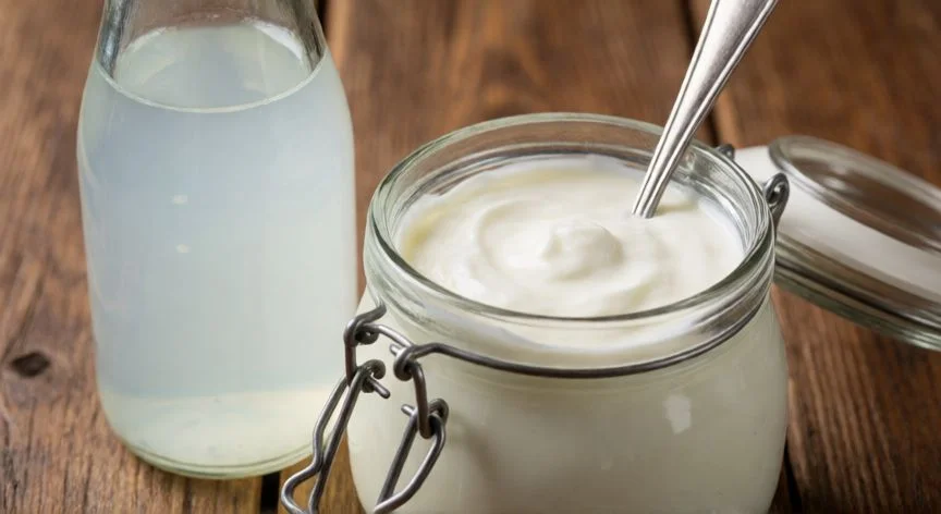 Comparación visual de un tarro de yogur natural y una botella de kéfir lácteo