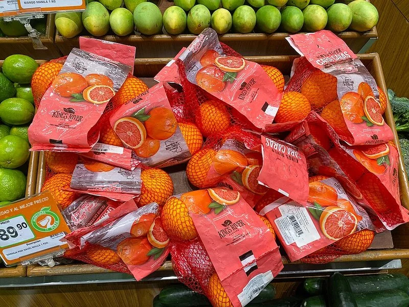Interior de tienda Fresko con sección de perecederos y frutas frescas en exhibición