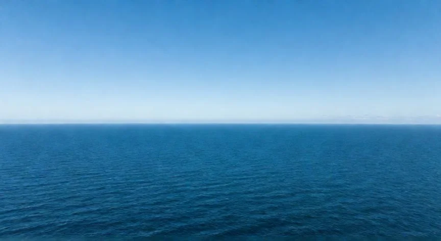 Vista aérea comparativa del océano Pacífico abierto y un mar costero poco profundo rodeado de tierra