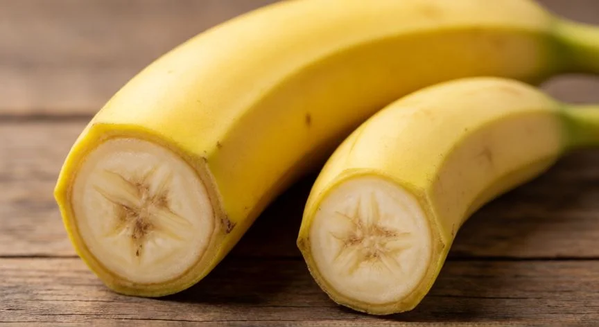 Comparación visual entre un plátano grande y una banana pequeña mostrando diferencias de tamaño y pulpa