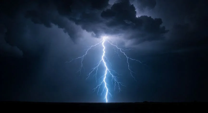 Descarga eléctrica de un rayo impactando el suelo durante una tormenta