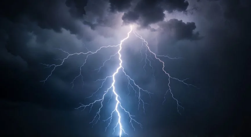 Descarga eléctrica de un rayo ramificándose en un cumulonimbo durante una tormenta