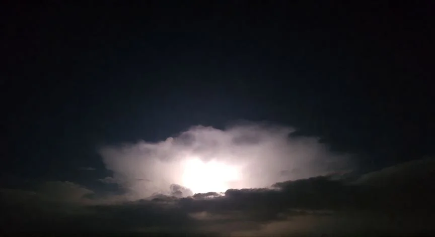 diferencia entre rayo y relampago, Destello de relámpago iluminando el interior de una nube de tormenta sin tocar el suelo