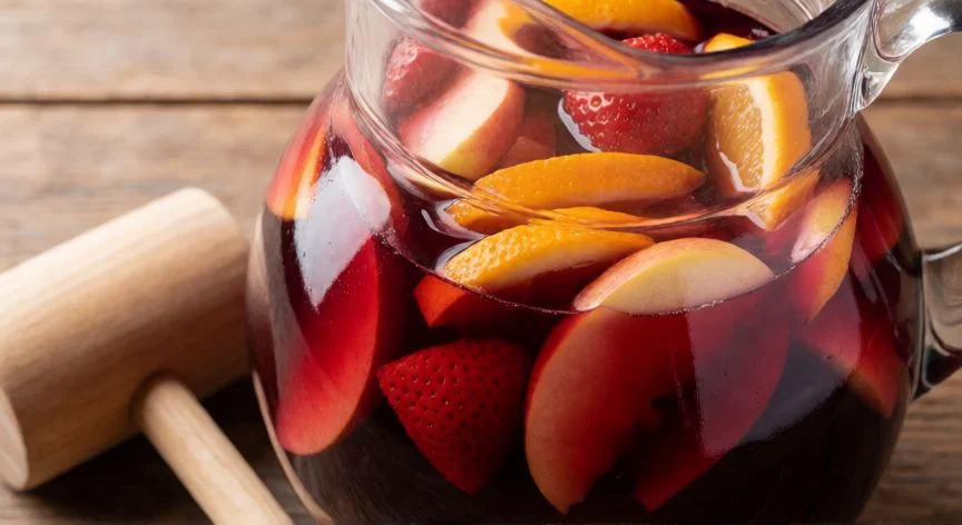 Jarra de sangría tradicional con trozos de fruta fresca y vino tinto