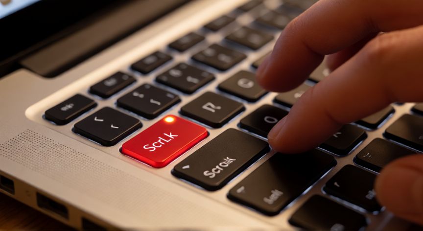en excel muevo las flechas y se mueve toda la hoja, Teclado de portátil con la tecla Scroll Lock resaltada y su LED encendido