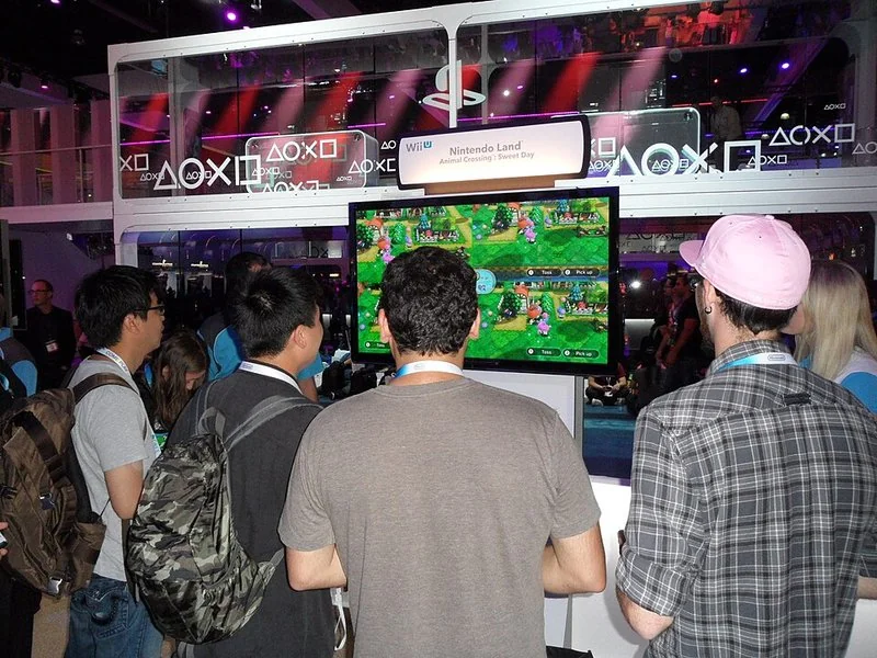 Visitantes observan la partida de Animal Crossing: Sweet Day en el stand de Nintendo Land