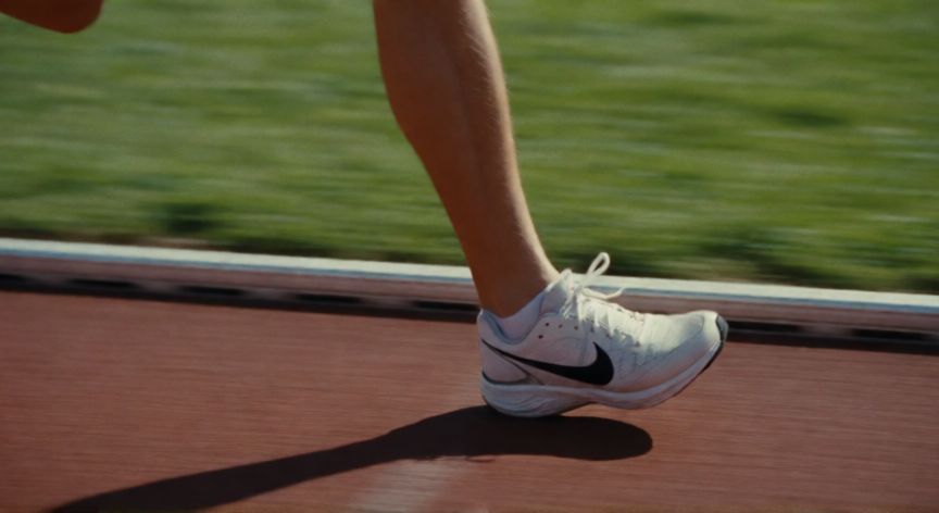 es mejor correr de puntillas, Detalle del aterrizaje de antepie en un corredor sobre pista de atletismo