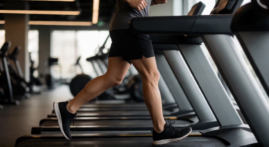 es mejor correr y luego hacer pesas, Persona corriendo en una cinta de correr con buena postura