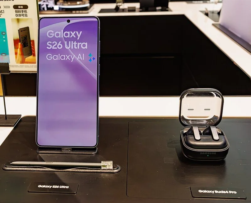 Smartphone Samsung Galaxy S26 Ultra en color morado junto a su bolígrafo S Pen y los auriculares Galaxy Buds4 Pro sobre una mesa