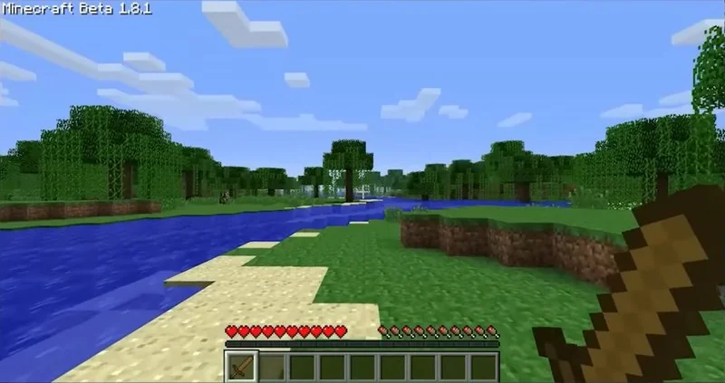 Captura de Minecraft: río, bosque, barra de vida e inventario del jugador en modo supervivencia