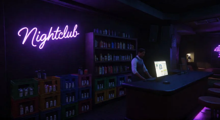 mejor forma de ganar dinero en gta 5, Interior del Club Nocturno con estanterías de productos y luces neón