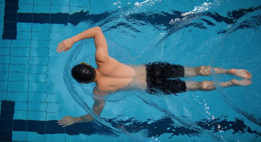 mejor forma de nadar, Vista cenital de nadador en crol mostrando rotación del torso y respiración lateral
