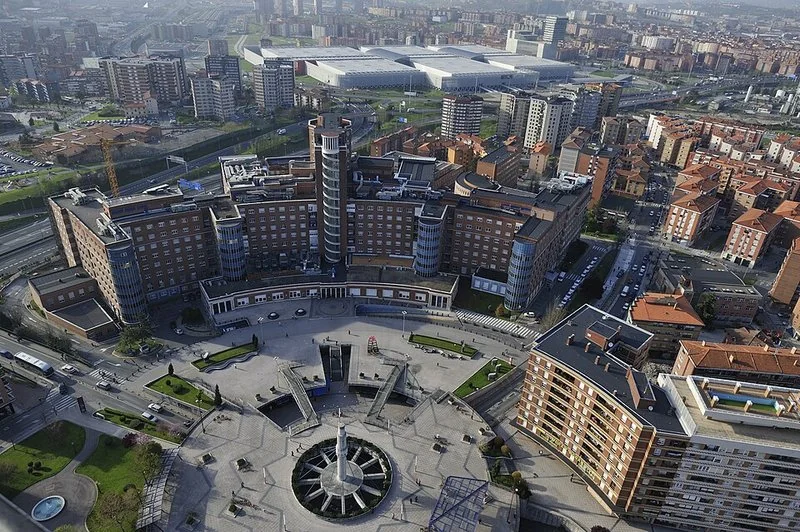 mejor hospital pais vasco, Vista aérea del complejo del Hospital de Cruces y la plaza de acceso en Barakaldo