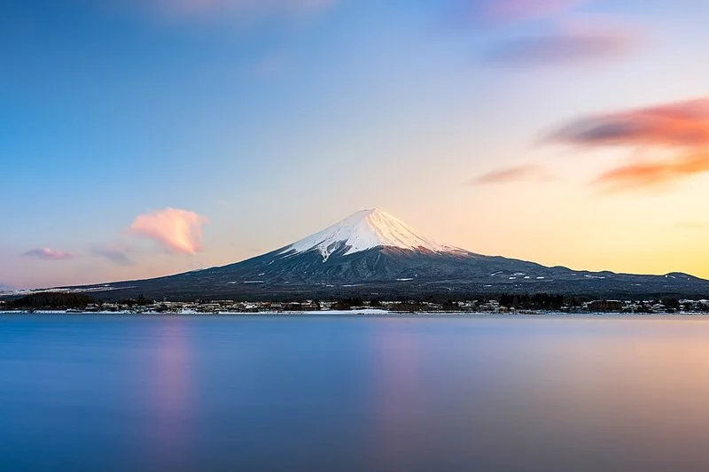 mejor marca pais 2026, Monte Fuji nevado al atardecer sobre un lago en Japón, marzo de 2025